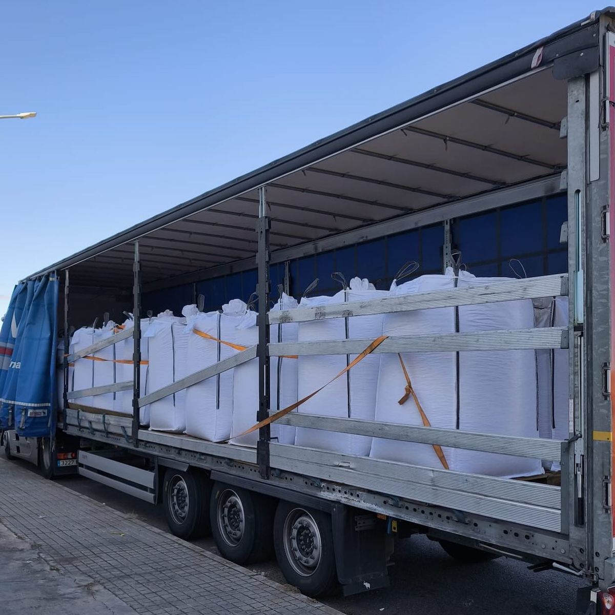 Camión cargado con sacas de pistacho a granel